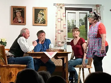 Volksbuehne Oberndorf mit ihrem aktuellen Stück Diamantenfieber im Neuwirt in Oberndorf.