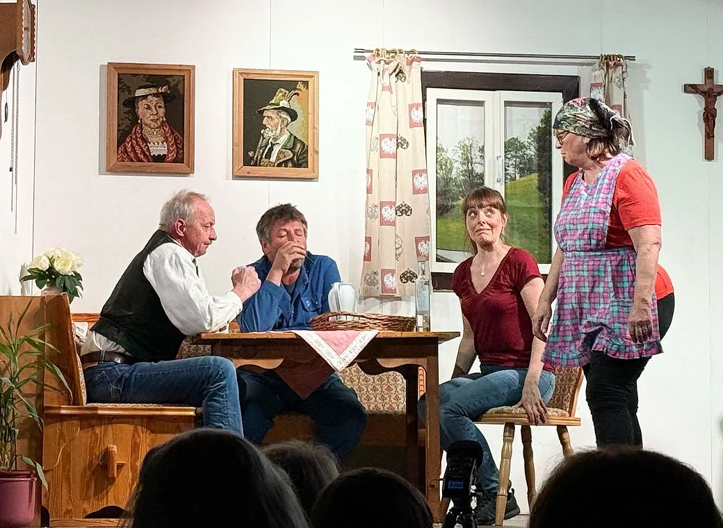 Volksbuehne Oberndorf mit ihrem aktuellen Stück Diamantenfieber im Neuwirt in Oberndorf.
