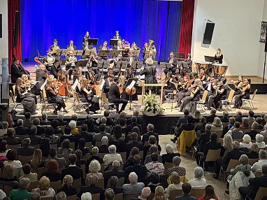 Voller Saal in Kössen