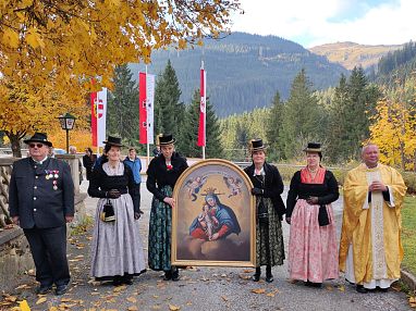 Westendorfer Röcklgwandfrauen mit dem Marienbild