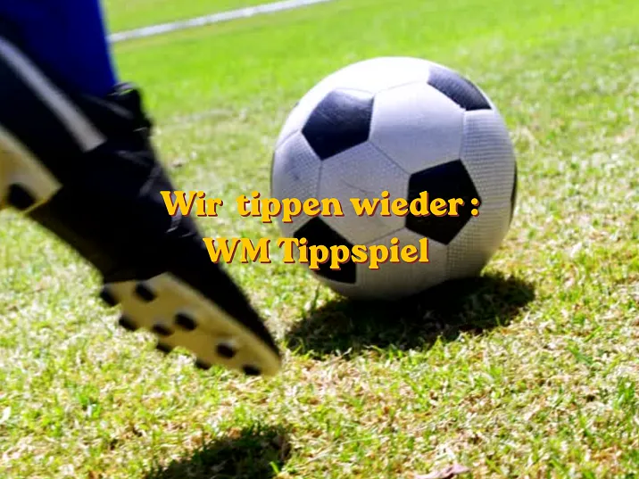 Ein Fußball, der von einem Schuh auf grünem Rasen getreten wird. Der Text "Wir tippen wieder: WM Tippspiel" ist darübergelegt.