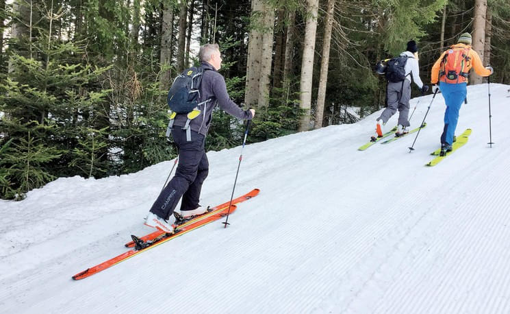 Wie-gesund-ist-bergauf-mit-Skiern