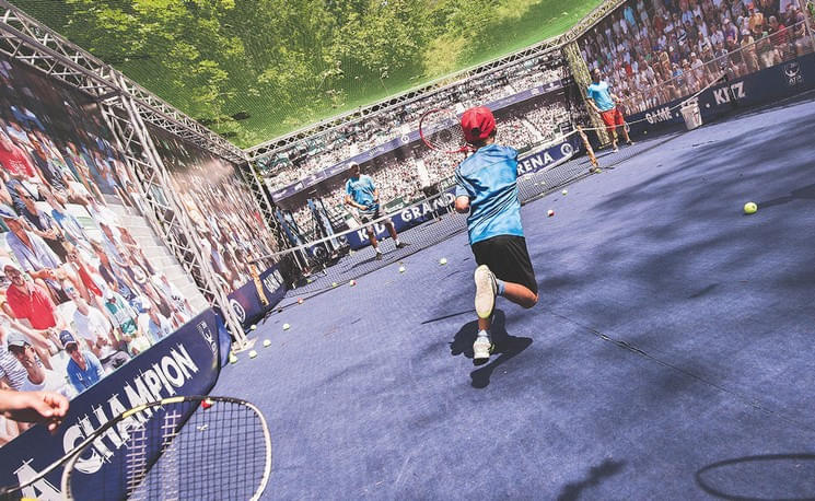 Grosses-Tennis-auf-Kitzbuehels-roter-Asche
