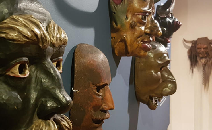 Tiroler-Brauchtumsmasken-im-Museum