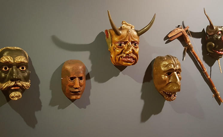 Masken-Fuehrung-im-Museum