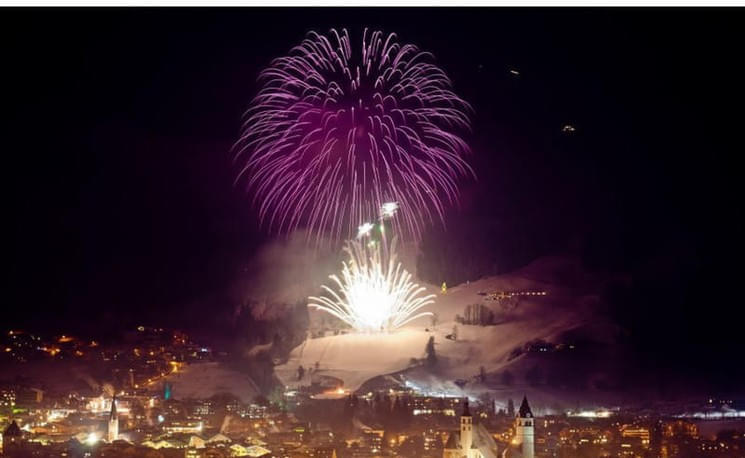 Grosses-Neujahrs-Feuerwerk-mit-Ski-Show