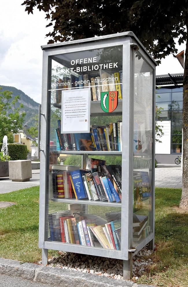 Alte zerfledderte Zeitschriften und Bücher,  uralte Reiseführer u.v.m. landen im Bücherkasten von St. Johann. Foto: Fischer
